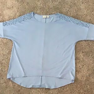 Chico’s Lorrine lace insert high-lowt-shirt - blue - size 2 (L).